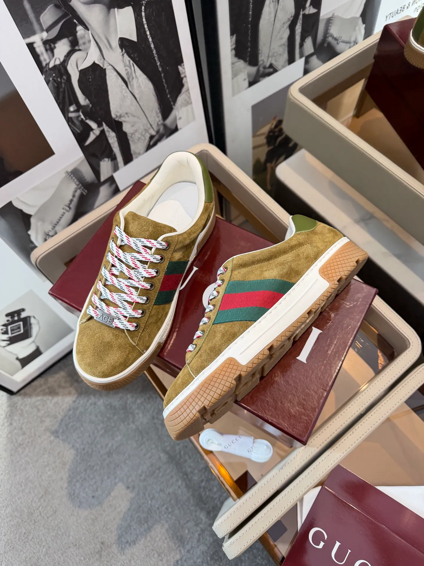 [G Home] P: 580💰 Men's model, Sizs: 39-44 (customized at 45) GUCCI classic design, casual elements, catwalk model. This pair of top-quality GUCCI shoes, with pure white as the main tone, shows elegance. The iconic red and green webbing embellishment instantly demonstrates the brand's charm and trendy attitude without the need for too many words. The upper material is delicate and feels comfortable, making every step feel like walking on the clouds. Exquisite details, such as shiny decorations and unique metal buckles on the shoes, add highlights to the overall look, giving off a unique brilliance inadvertently. Whether paired with casual jeans for a casual look or paired with a simple dress for a gentle and romantic look, it can be easily worn and becomes a versatile item in your wardrobe. Choose it and embark on a journey that combines style and comfort, making every trip a fashion show.